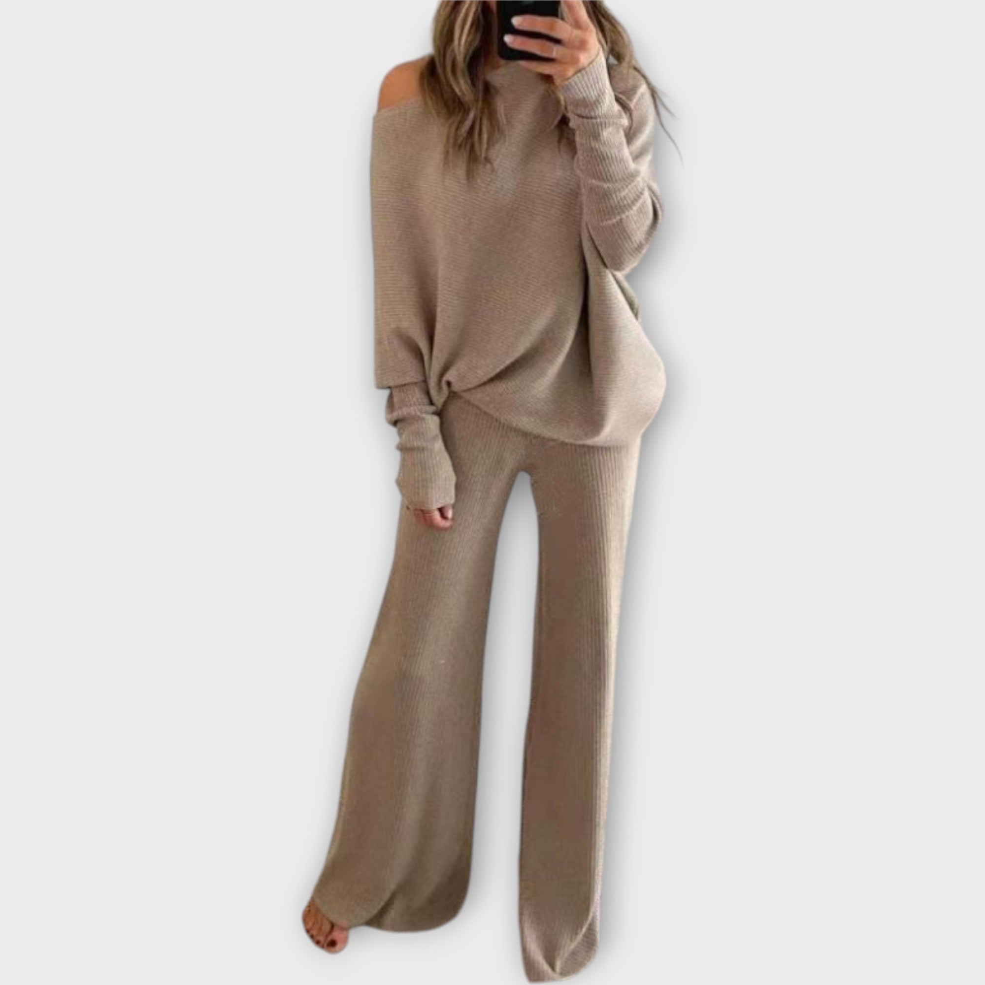 Pleteni set s širokim pantalonama i opuštenim puloverom