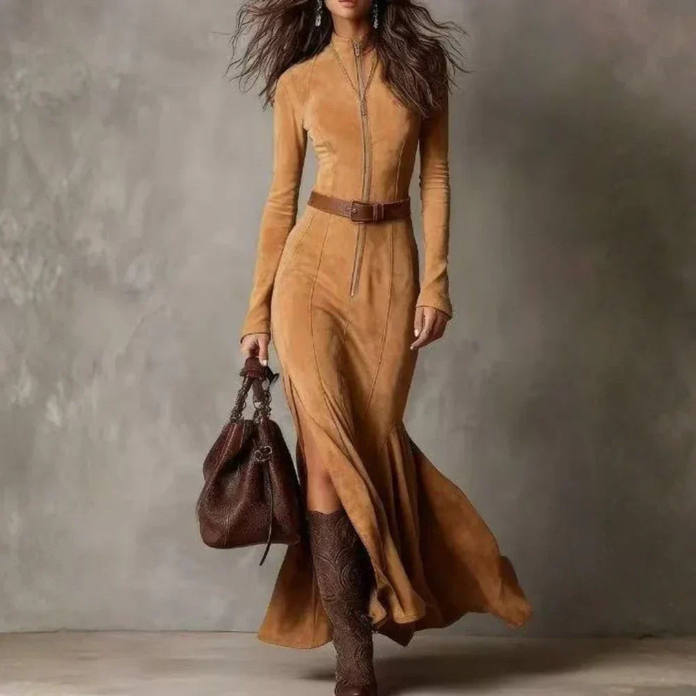 Nikolina - Elegantna Duga Haljina od Suede s Pojasom i Raskorakom