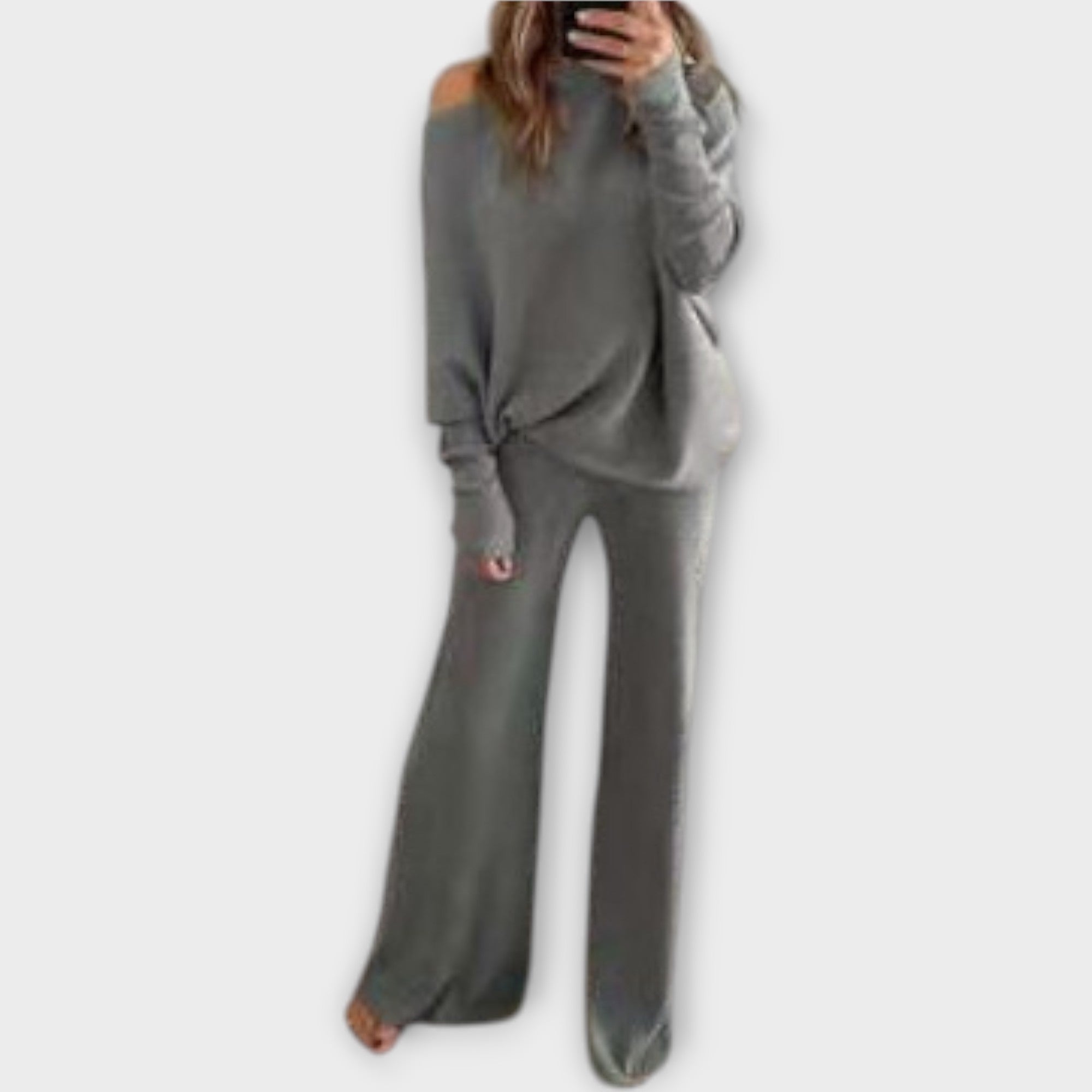 Pleteni set s širokim pantalonama i opuštenim puloverom