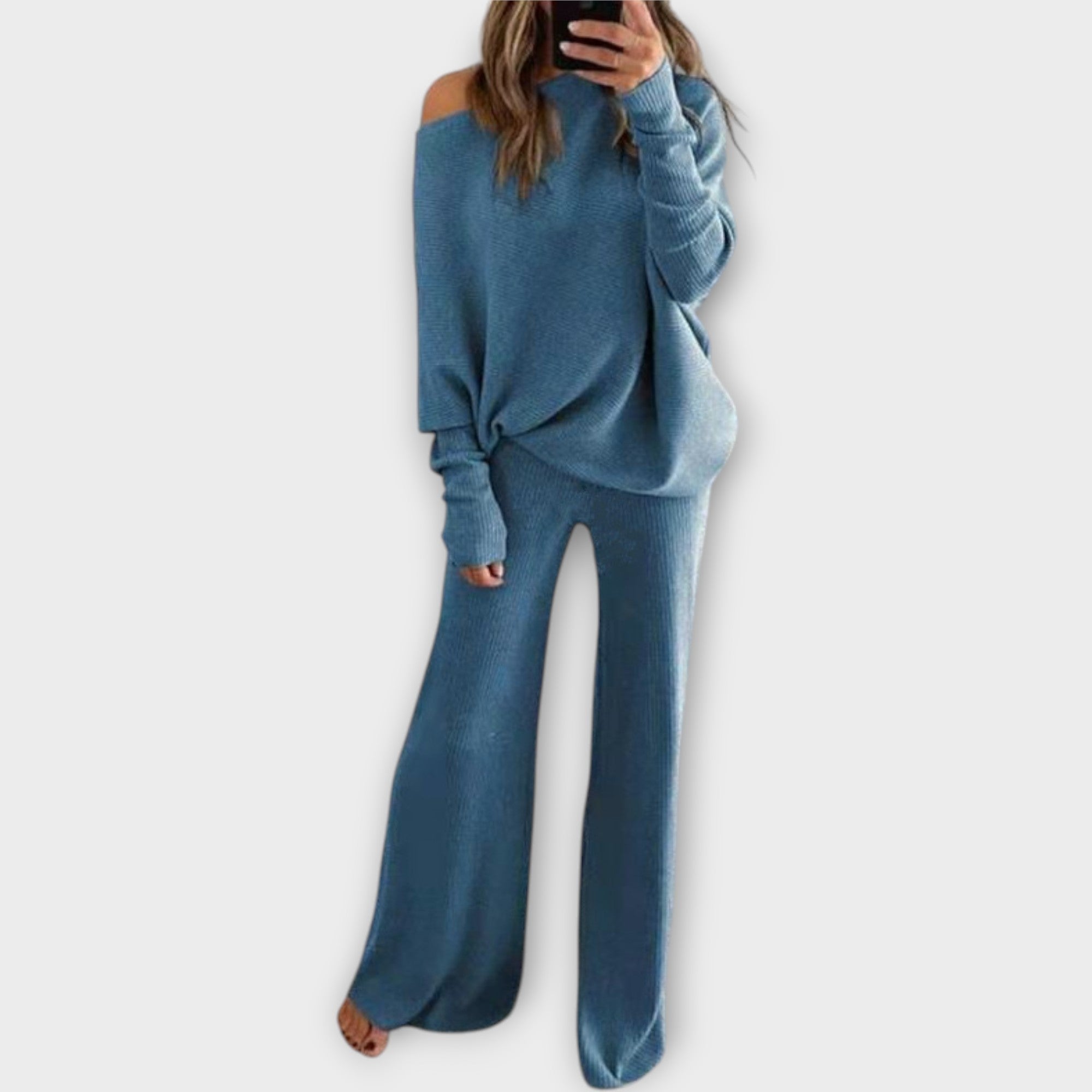 Pleteni set s širokim pantalonama i opuštenim puloverom